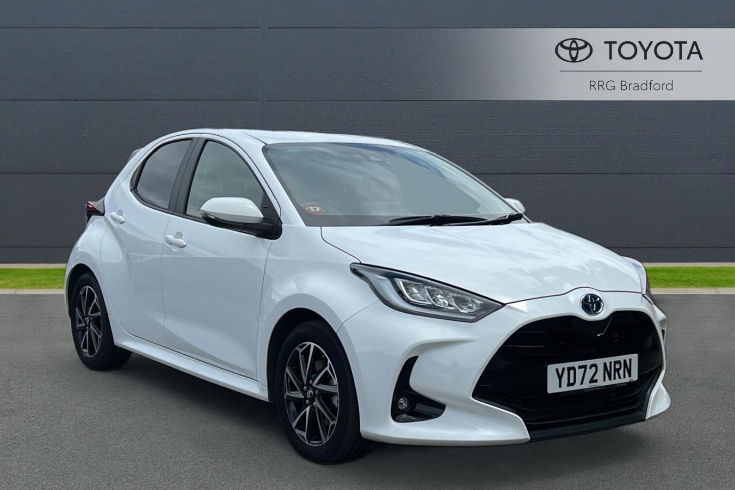 Used Toyota Yaris 1.5 VVT-h Design E-CVT Euro 6 (s/s) 5dr