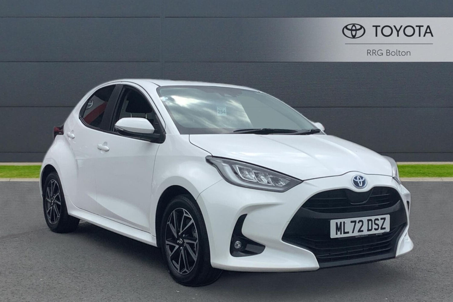 Used Toyota Yaris 1.5 VVT-h Design E-CVT Euro 6 (s/s) 5dr